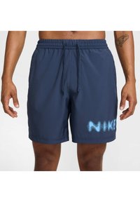 Granatowe kąpielówki wykonane z lekkiego materiału, z elastycznym pasem w talii oraz sznurkiem do regulacji, z widocznym niebieskim logo z boku.