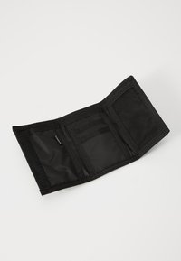Svartt stoff lommebok med flere kortlommer, mesh-lommer og borrelås lukking. Flat design med en jevn tekstur og ingen synlig merkevare.