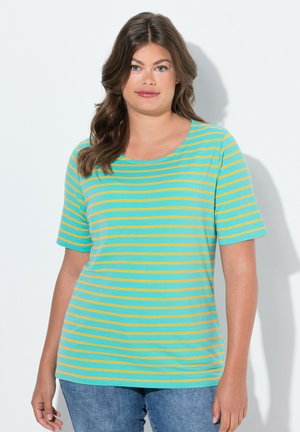 T-shirt turquoise à manches courtes avec des rayures horizontales orange. Encolure ronde, coupe décontractée, tissu doux, associé à un jean bleu.