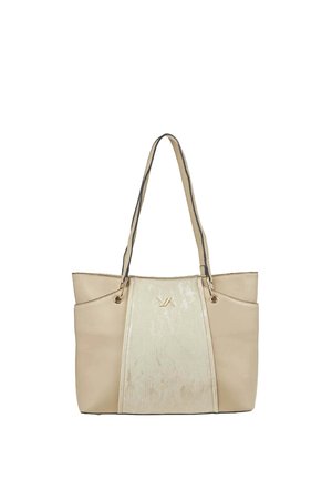 Bolsa tote beige con dos asas largas, panel central texturizado y pequeño logo dorado en el frente.