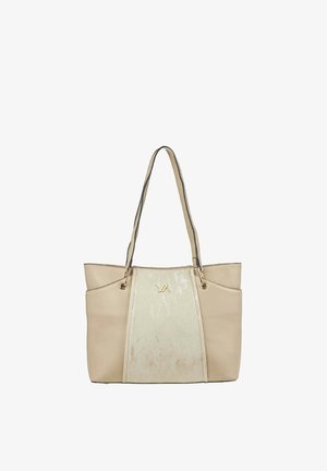 Bolsa tote beige con dos asas largas, panel central texturizado y pequeño logo dorado en el frente.