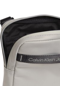 Calvin Klein Sac bandoulière - grau