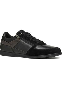Scarpe da ginnastica nere in una combinazione di pelle liscia e suede testurizzato. Progettate con lacci e una cerniera laterale per una facile calzata.