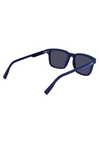 Occhiali da sole rettangolari blu navy con finitura opaca, lenti scure e un design semplice. Presentano delle aste curve per il comfort.