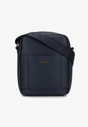 Tmavě modrá syntetická kožená kabelka přes rameno s plochou přední kapsou, nastavitelným popruhem se znakem a elegantním obdélníkovým designem.