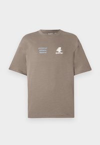 Brun bomulds t-shirt med rund halsudskæring. Har blå tekst "Universal Athletic Apparel" og hvidt "4th quarter" logo på forsiden. Korte ærmer.