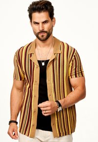 Kurzarm-Hemd mit Knopfleiste, das ein gestreiftes Muster in Gelb, Kastanienbraun und Braun aufweist. Hergestellt aus strukturiertem Stoff mit Kragen.