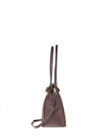Borsa a tracolla in pelle marrone con superficie testurizzata, forma affusolata, due manici e chiusura a scatto nella parte superiore.