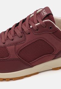 Marin sneakers i läder och mesh, runda snören, texturerade paneler och en beige sula. Logotypen på plösen.