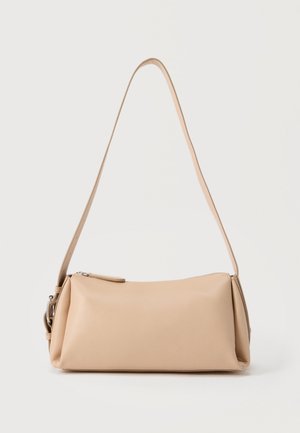 Geantă de umăr dreptunghiulară bej cu curea lungă, închidere cu fermoar și design minimal pe un fundal simplu.