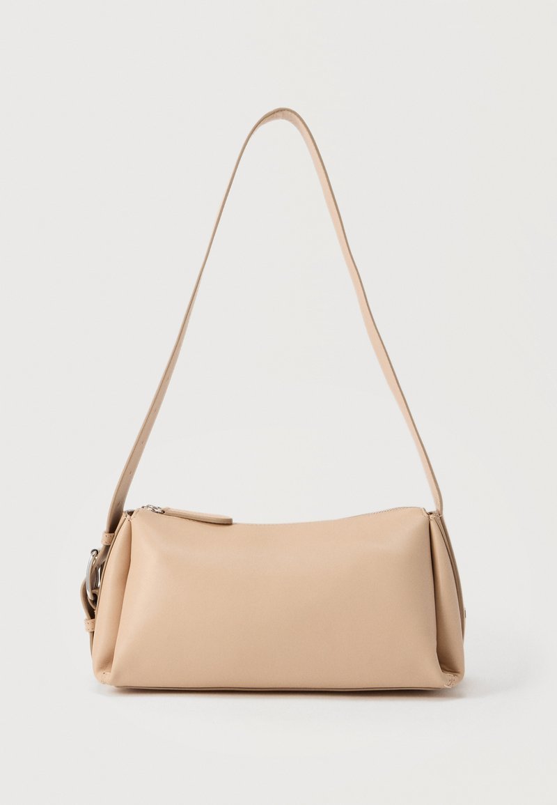 Μπεζ ορθογώνια τσάντα ώμου με μακριά λουρί, κλείσιμο με φερμουάρ και μινιμαλιστικό σχεδιασμό σε απλό φόντο.