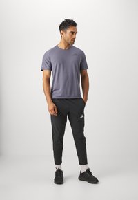 Nike Performance SOLAR CHASE - Športne majice - light carbon/black