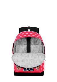 Mochila roja con lunares y base negra, que presenta un gran logo de la M y acentos de estrellas. El interior es gris con un patrón de dibujos animados.