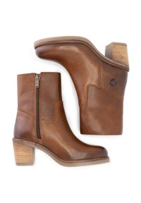 Bruine leren enkellaarsjes met een gestructureerde afwerking, een zijrits en een gestapeld hak. Voorzien van een subtiele logo-detail aan de zijkant.