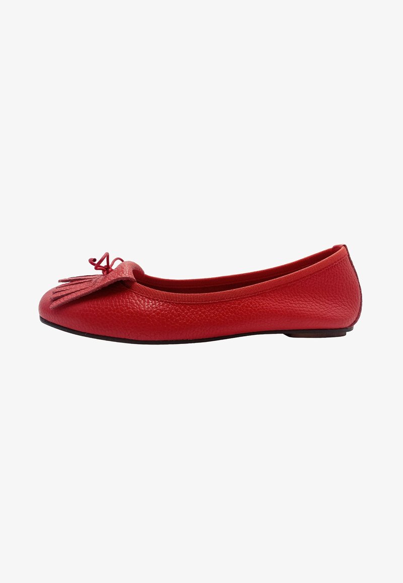 Ballerine plate en cuir rouge avec bout rond, nœud décoratif et détail à franges, semelle plate noire.