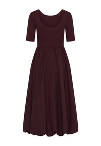 Robe midi bordeaux foncé avec encolure ronde, manches mi-longues, corsage côtelé ajusté et jupe ample plissée avec ourlet bouffant.