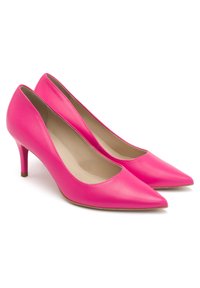 Różowe skórzane buty na wysokim obcasie z ostrym noskiem i cienkim obcasem. Gładka tekstura z minimalnymi detalami ściegów.