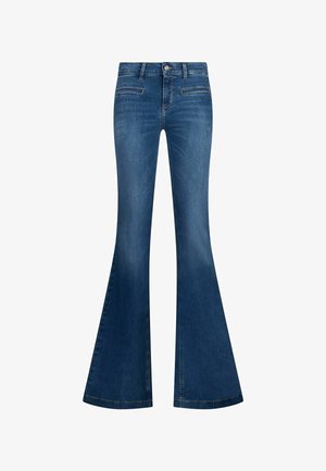 Jeans blu a vita alta con gamba svasata, cerniera frontale, chiusura con bottone e due tasche frontali orizzontali, mostrati su sfondo bianco.