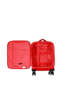 Maleta roja con un exterior suave, múltiples compartimentos interiores, un bolsillo con cremallera y correas cruzadas para asegurar el contenido. Cuatro ruedas para mayor movilidad.