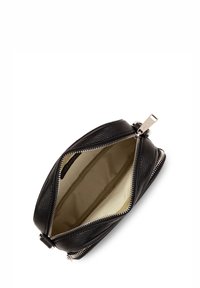 Borsa in pelle nera con superficie texturizzata, due cerniere e un interno in tessuto beige. Il design è compatto, con un layout organizzato.