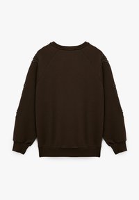 Sudadera marrón con cuello redondo, mangas raglán y detalles texturizados en las mangas. Tejido suave y puños y dobladillo inferior acanalados.