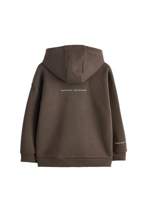 Felpa marrone con cappuccio realizzata in tessuto testurizzato. Presenta un logo bianco al centro della schiena e un testo aggiuntivo sulla manica destra.