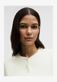 Ausgewählt, light ivory