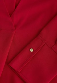Unausgewählt, red