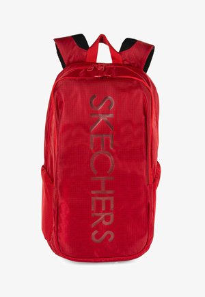 Mochila roja de Skechers con un gran logo gris en el frente, dos bolsillos de malla en los laterales y correas de hombro ajustables y acolchadas. Tejido de textura suave.