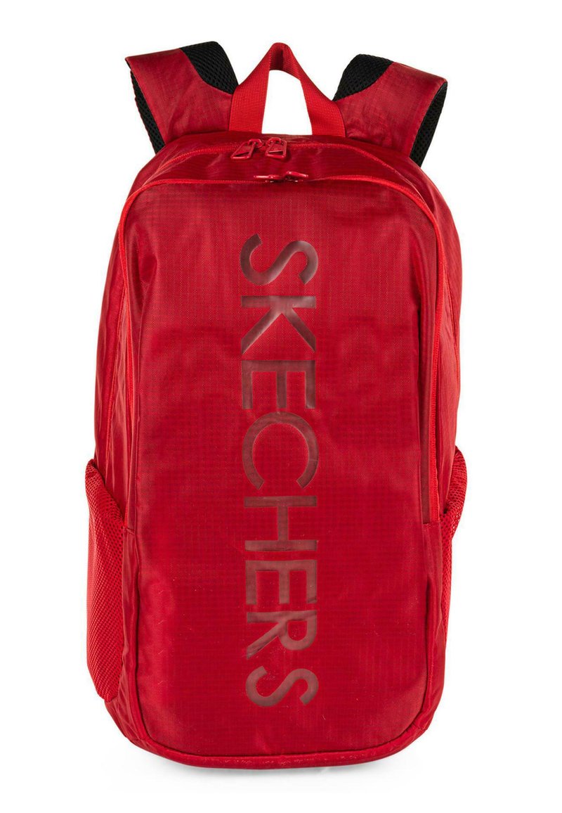 Mochila roja de Skechers con un gran logo gris en el frente, dos bolsillos de malla en los laterales y correas de hombro ajustables y acolchadas. Tejido de textura suave.