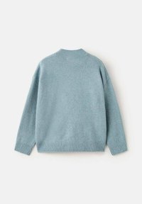 Vaaleansininen neulepaita, jossa pyöreä kaula-aukko, lasketut olkapäät sekä resorit hihansuissa ja helmassa. Pehmeä materiaali ja rento istuvuus.