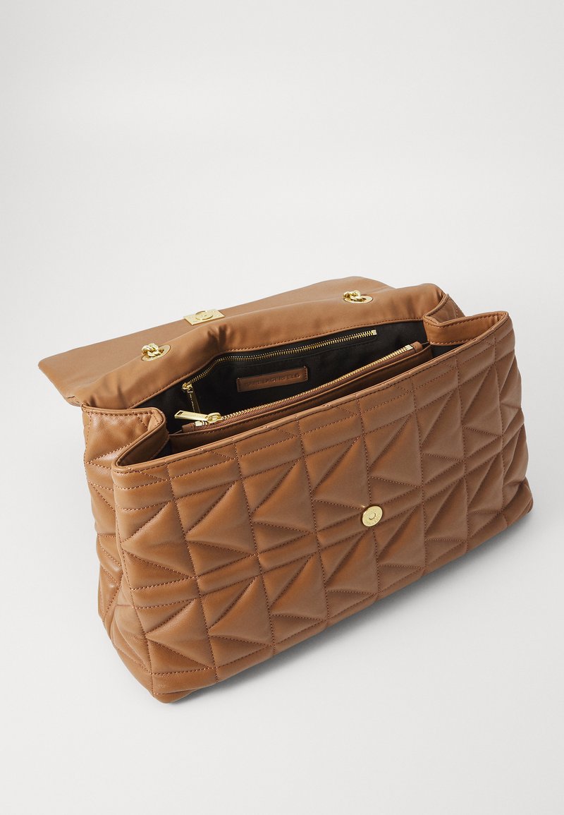 Borsa in pelle marrone trapuntata con chiusura magnetica. L'interno presenta una tasca con zip e accessori in metallo color oro. Texture morbida e motivo geometrico.