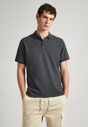 Polo de color carbón con mangas cortas, tapeta de dos botones y un sutil detalle del logo en el lado izquierdo del pecho. Material de algodón suave.