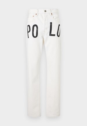 Jeans albi cu croială dreaptă, închidere cu nasture și fermoar, buzunare frontale și litere mari negre "PO" pe coapsa stângă și "LO" pe cea dreaptă.