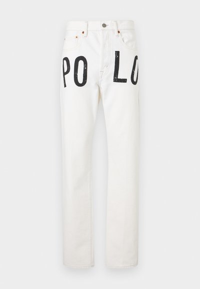 Άσπρο τζιν παντελόνι με ίσια γραμμή, κλείσιμο με κουμπί και φερμουάρ, μπροστινές τσέπες και μεγάλα μαύρα γράμματα "PO" στο αριστερό και "LO" στο δεξί μηρό.