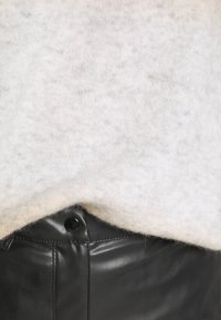 Second Female Stickad tröja - off-white