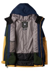 Chaqueta colorida con capucha que presenta un exterior azul marino, un interior gris, múltiples bolsillos, puños ajustables y una mezcla de acentos negros y verdes.