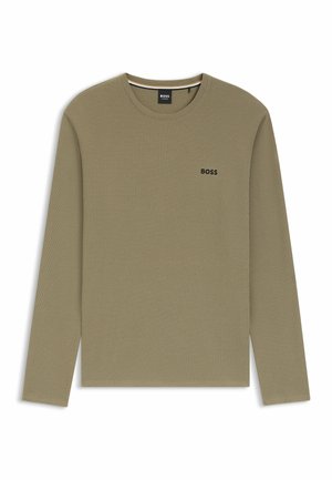 Olivgrön långärmad skjorta i texturerad tyg med rund hals och svart "BOSS"-logga på framsidan. Enkel, rak skärning.