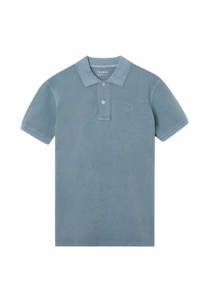 Polo azul de manga corta con dos botones y un pequeño logo bordado en el pecho, colocado plano sobre un fondo blanco.
