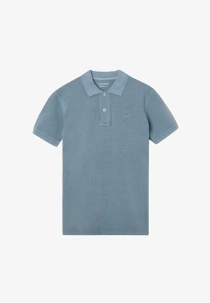 Polo azul de manga corta con dos botones y un pequeño logo bordado en el pecho, colocado plano sobre un fondo blanco.