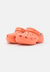 Crocs CLASSIC PLATFORM - Šľapky na opätku - papaya