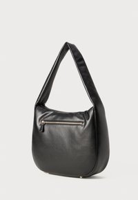 Bolsa de ombro em couro preto com uma forma curvada, apresentando uma alça longa e larga e um bolso frontal com fecho de correr. Textura suave e acessórios em tom dourado.
