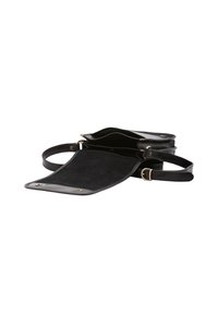 Borsa nera realizzata in pelle liscia con patta in suede. Presenta una tracolla regolabile e hardware in tonalità oro. L'interno è foderato in suede.