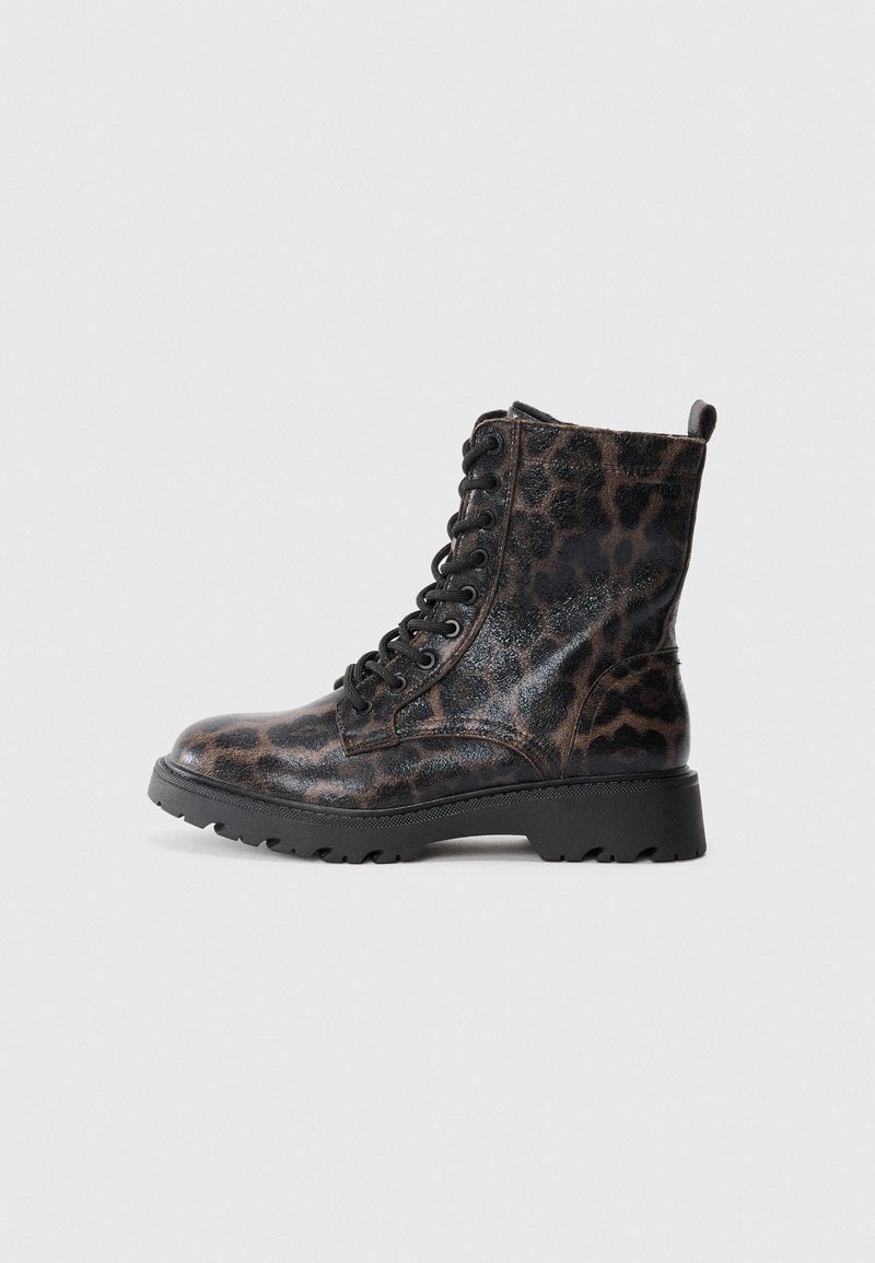 Sorte og brune læder militærstøvler med leopardprint, rund tå, snørelukning og struktureret gummisål for godt greb.