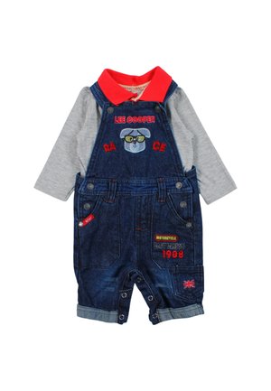 Salopette en denim pour bébé avec manches longues grises, col rouge, motif chien avec lunettes, et patchs brodés comprenant "1908" et un drapeau du Royaume-Uni.