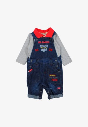 Salopette en denim pour bébé avec manches longues grises, col rouge, motif chien avec lunettes, et patchs brodés comprenant "1908" et un drapeau du Royaume-Uni.