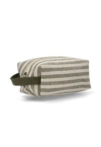 Funda rectangular hecha de tela a rayas en tonos verde apagado y beige, con un asa verde resistente y un cierre de metal.