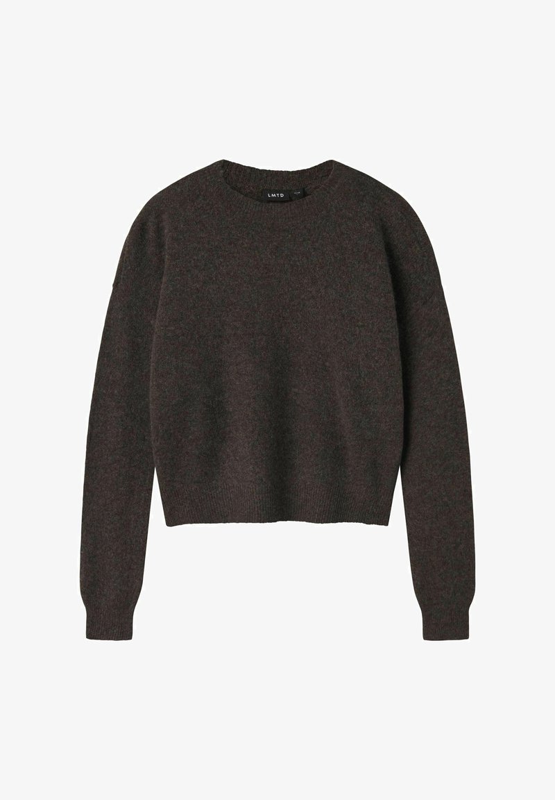 Brązowy sweter w dzianinę z okrągłym dekoltem, długimi rękawami i skróconym dołem. Wykonany z miękkiej, teksturowanej tkaniny, z minimalnymi detalami.