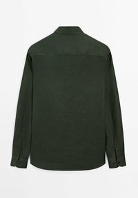 Chemise à manches longues vert foncé avec une coupe décontractée, col et poignets à boutons. Fabriquée en tissu léger avec une texture lisse.