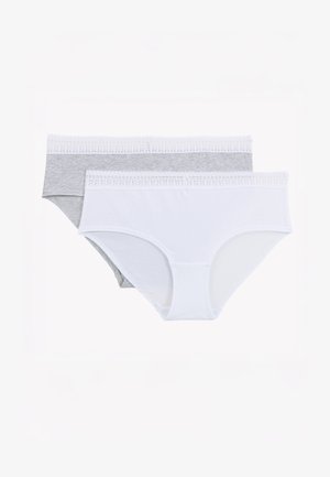 Deux ensembles de sous-vêtements pour femmes style hipster, un blanc et un gris, chacun avec une ceinture en dentelle blanche sur fond blanc.